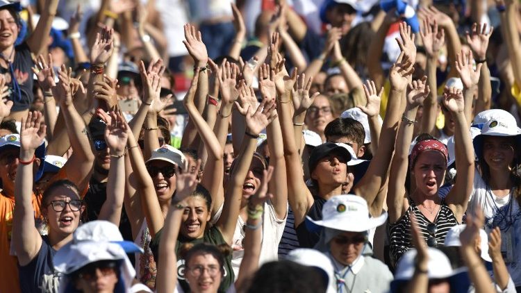 Shumë të rinj marrin pjesë në Meshë me Papa Leo XIV në Volkswagen Arena në Stamboll. (Vatican Media)