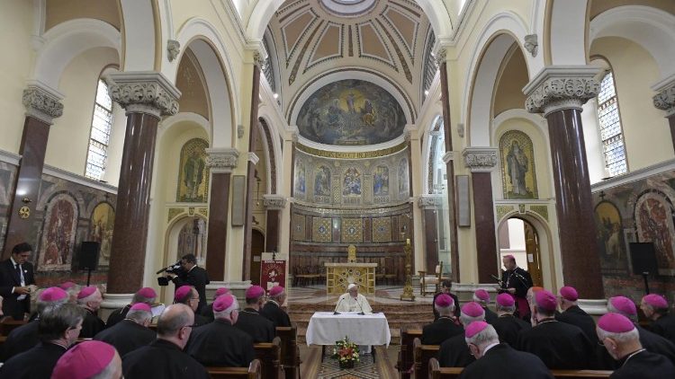 Papież podczas spotkania z biskupami w czasie pielgrzymki do Irlandii w 2018 roku