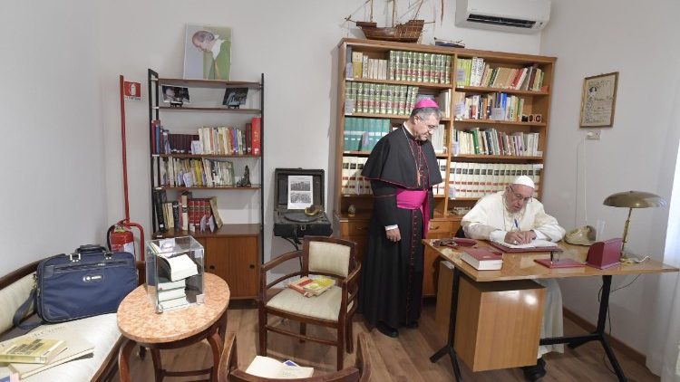 Papa Francesco  e l'arcivescovo Lorefice nella casa del beato Pino Puglisi, a Palermo
