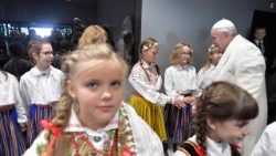 El Papa durante su viaje apostólico a Estonia en 2018. (Vatican Media)