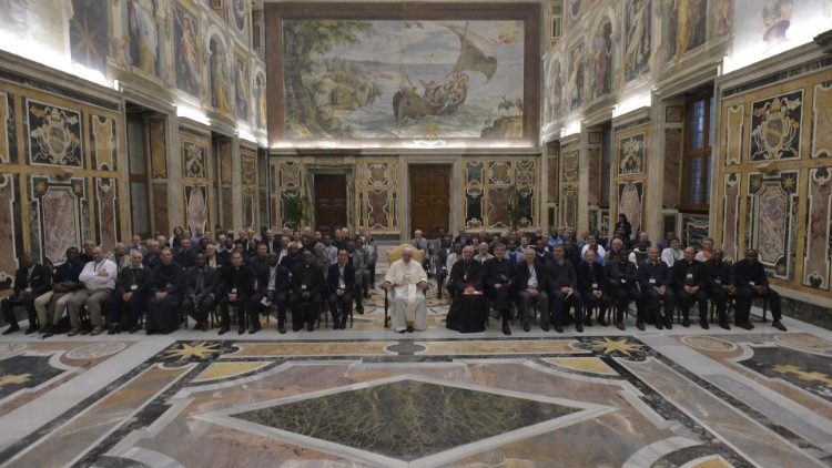 Leó pápa a Créteili egyházmegye politikus és közéleti személyeinek küldöttségével