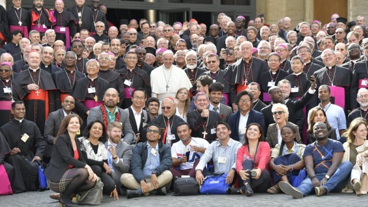 I giovani con Papa Francesco durante il Sinodo del 2018