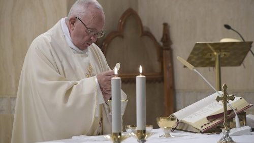Pape à Sainte-Marthe: attention au consumérisme