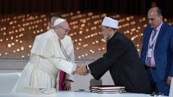 O forte aperto de mão e o olhar intenso entre o Papa Francisco e o Grande Imã Al-Tayyib, após a assinatura do Documento sobre a Fraternidade Humana, em 4 de fevereiro de 2019, em Abu Dhabi