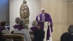 Papa Francisco Santa Marta misa misericordia bosillos cerrados