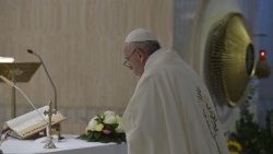 Le Pape célébrant la messe à la chapelle de la Maison Sainte-Marthe, le 30 avril 2019.