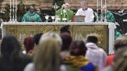 El Papa consagra la Eucaristía durante una celebración en San Pedro