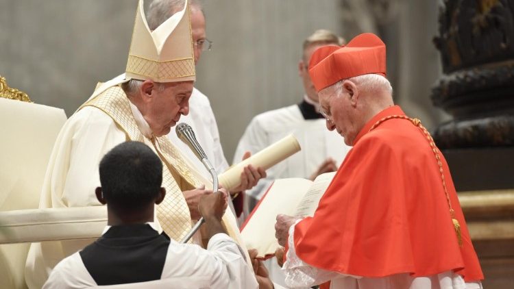 Le Pape et le cardinal Dal Corso lors du consistoire du 5 octobre 2019, dans la basilique Saint-Pierre. 