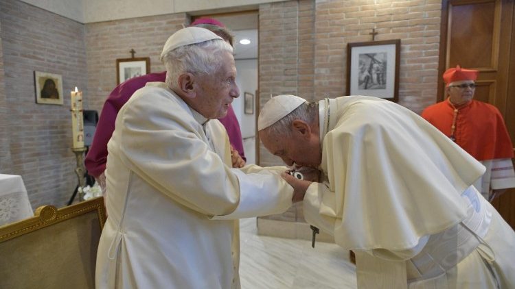 Der emeritierte Papst 2019 mit seinem Nachfolger