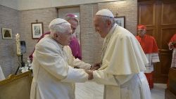 Pope Francis with Pope emeritus Benedict XVI (archive photo)