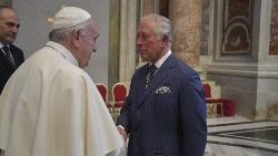 Papa Francisc și Alteța Sa Charles, prințul Țării Galilor, la canonizarea din 13 octombrie 2019