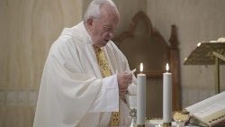 Le Pape François célèbre la messe en la chapelle de la Maison Sainte-Marthe, le 15 octobre 2019
