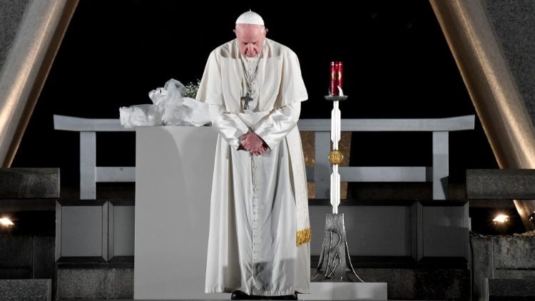 Папа падчас наведвання мемарыялу ў памяць пра ахвяр бамбардзіроўкі Хірасімы ў Японіі
