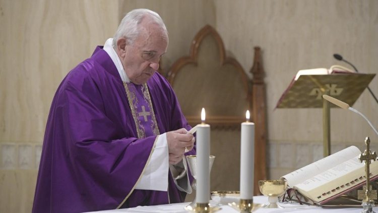 Il Papa celebra la Messa a Casa Santa Marta 