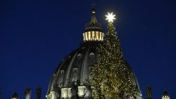 Svētā Pētera bazilika un Ziemassvētku egle