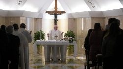 Papa Francesco durante la celebrazione della Messa a Casa Santa Marta 