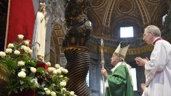 Papa com o mestre de Celebrações Litúrgicas Pontifícias no Domingo da Palavra de Deus em 2020