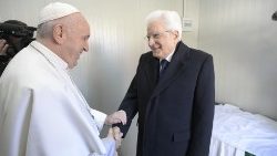 Moja ya mkutano wa Papa huko Bari nchini Italia alipokutana na Rais wa Jamhuri ya Italia Bwana Sergio Mattarella (2023)