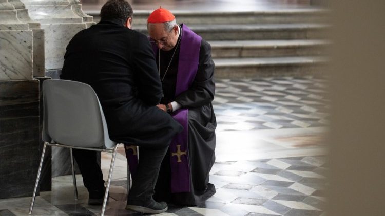 Cardeal De Donatis durante a liturgia penitencial 