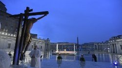 Am 27. März 2020 spendete Franziskus von den Stufen der Vatikan-Basilika herab - vor einem menschenverlassenen Petersplatz - den Segen „Urbi et orbi“