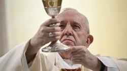 Францішак падчас св. Імшы ў капліцы Дома св. Марты