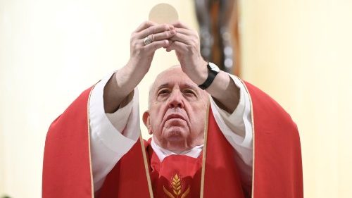 Il Papa prega per chi svolge servizi funebri. La fede è missionaria, ha le porte aperte
