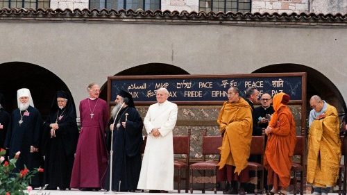 Encuentro interreligioso en Asís encabezado por Juan Pablo II, en 1986. (Vatican Media)