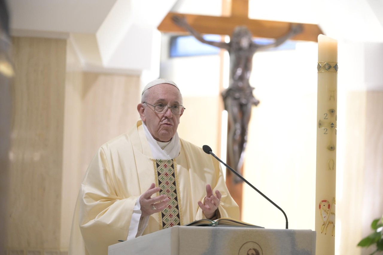 Påven firar den direktsändna morgonmässan i Sankta Marta 16 maj 2020