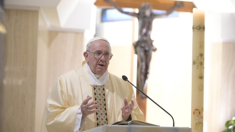 ഫ്രാൻസീസ് പാപ്പാ, വത്തിക്കാനിൽ, ദോമൂസ് സാംക്തെ മാർത്തെ മന്ദിരത്തിലെ കപ്പേളയിൽ ദിവ്യബലി അർപ്പിക്കുന്നു, 16/05/2020