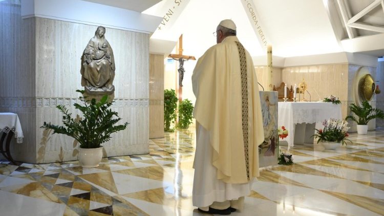 Папата за време на светата Литургија во домот „Света Марта“