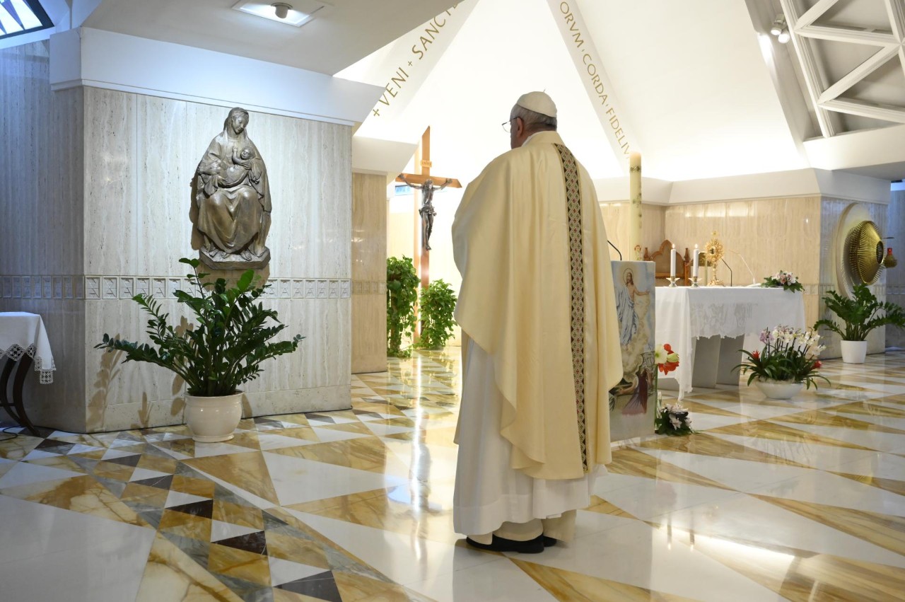 Папата за време на светата Литургија во домот „Света Марта“