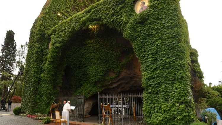 Papež Frančišek pred lurško votlino v Vatikanskih vrtovih (2020)
