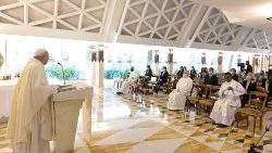 Papst Franziskus bei einer Messe in seiner Residenz Casa Santa Marta (Archivbild aus dem Jahr 2020)