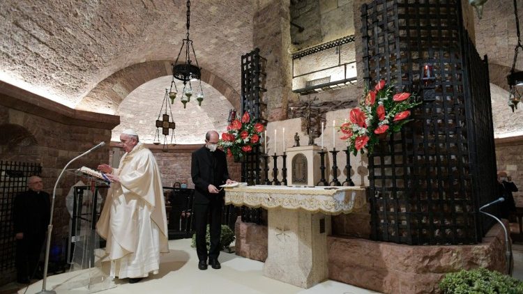 Ferenc p&aacute;pa Szent Ferenc s&iacute;rj&aacute;n&aacute;l 2020 okt&oacute;ber 3-&aacute;n