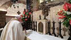 2020.10.03 Celebrazione della Santa Messa e firma dellâ  Enciclica â  Fratelli tuttiâ   alla tomba di San Francesco