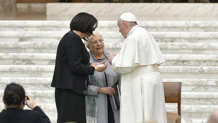 Il Papa con la presidente dei Focolari Margaret Karram e l'ex presidente Maria Voce nell'udienza del 2021