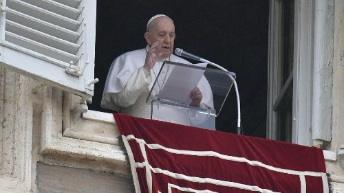 Franziskus beim Angelusgebet am Fenster der päpstlichen Appartments im Apostolischen Palast