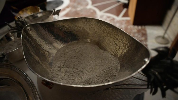 Naczynie z popiołem do posypania głów