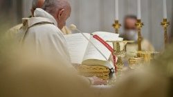 Papa Francesco nella celebrazione della Veglia pasquale dello scorso anno