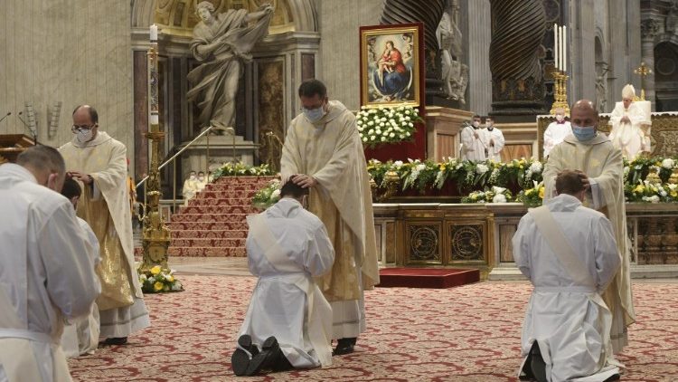 Thánh lễ truyền chức linh mục tại Đền thờ Thánh Phêrô (25/04/2021)