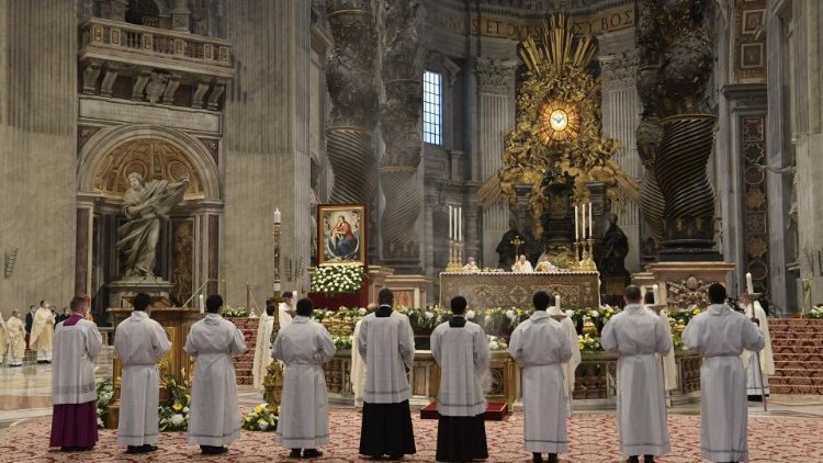 Bei einer Priesterweihe im Petersdom 