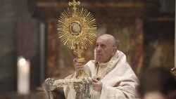 2021-ലെ "കോർപ്പുസ് ക്രിസ്റ്റി" തിരുനാൾ ദിനത്തിൽ ഫ്രാൻസിസ് പാപ്പാ വിശുദ്ധ കുർബാനയുടെ ആശീർവാദം നൽകിയപ്പോൾ