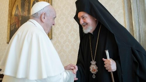 프란치스코 교황이 칼체도니아의 엠마누엘 동방 정교회 대주교를 맞이하며 인사하고 있다.