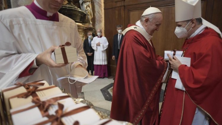 Am 29. Juni 2021 feierte der Papst die Messe unter Covid-Bedingungen