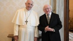 Der irische Präsident Michael Higgins (rechts) an diesem Freitag bei Papst Franziskus