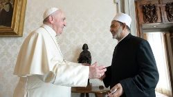 Papež František a Ahmad Al-Tajíb, velký imám Al-Azhar, při setkání ve Vatikánu v dubnu roku 2021