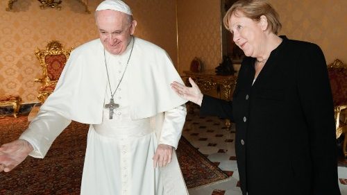 D: Merkel-Biographie berichtet von hilfreichem Papst-Tipp
