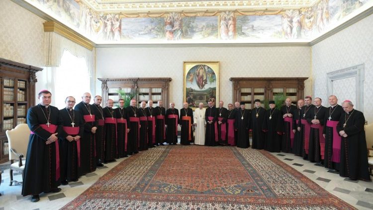 Polscy biskupi z Ojcem Świętym podczas wizyty ad limina w 2021 r. 