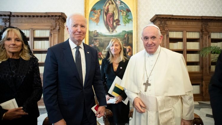 Le Pape et le président J. Biden dans la bibliothèque du Palais apostolique, le 29 octobre 2021.
