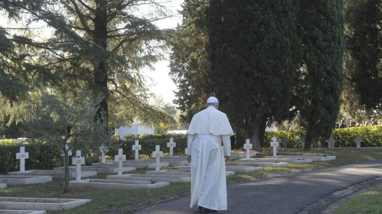 ‘죽은 모든 이를 기억하는 위령의 날’을 맞아 로마 소재 프랑스 군인묘지를 찾아 기도하는 프란치스코 교황 (2021년 11월 2일)
